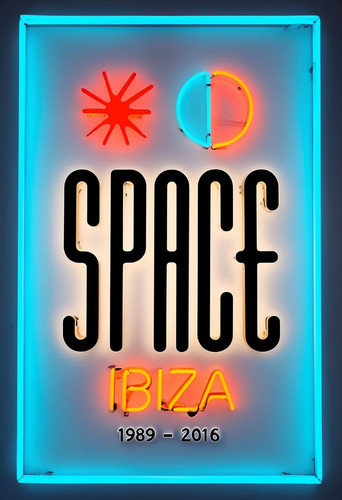 Space ibiza neon look - neon, metal